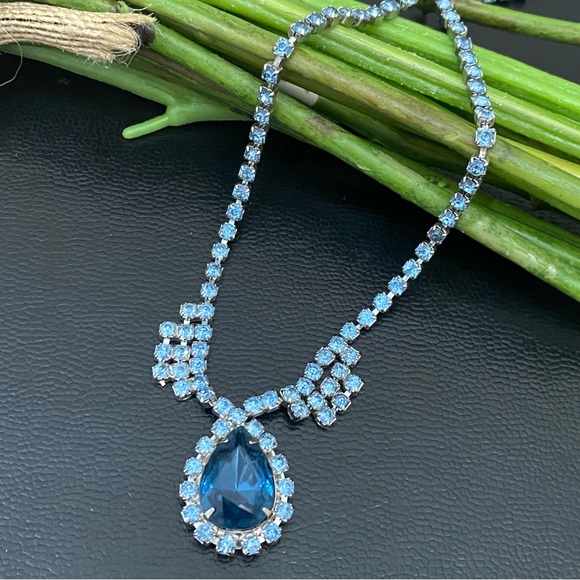 Vintage Unsigned Juliana? Blue Teardrop Pendant Rhinestone Silver Tone Necklace - Picture 1 of 13